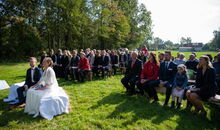 Freie Trauung auf einer Wiese