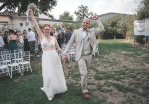 Glückliches Hochzeitspaar nach freie Trauung bei Nürnberg