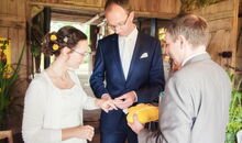 Das Brautpaar steckt sich die Ringe an: Trauung mit dem freien Theologen Markus Schäfler im Kulturhof Erpfenhausen bei Gerstetten