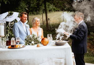 freie Trauung mit Elementen aus dem orthodoxen Ritus, hier der Tanz des Jesaja mit Weihrauch für das Element Luft
