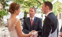 Der freie Theologe Markus Schäfler bestätigt den Ehebund bei der freien Trauung auf Schloss Igling.