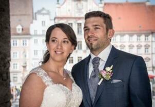 Brautpaar vor der Trauung vor dem historischen Rathaus in Landsberg am Lech