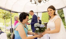 Das Brautpaar dankt seinen Eltern in der freien Trauung im Gutsgasthof Stangl