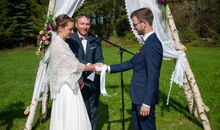 Trauredner Markus Schäfler bestätigt die Vermählung des Brautpaares mit einem Band