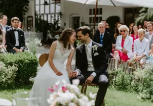 Brautpaar feiert Hochzeit mit freier Trauung im Garten der Weilachmühle Altomünster