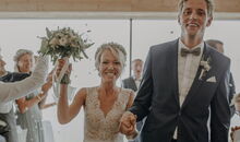 Freude beim Auszug nach der freien Trauung