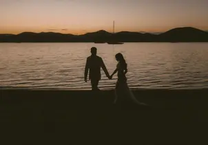 Strandhochzeit - Brautpaar nach Sonnenuntergang am Meer von Saint-Tropez