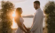 Brautpaar bei Strandhochzeit im Sonnenuntergang an der Bucht von Saint-Tropez