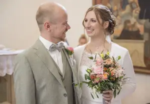 Hochzeitspaar bei der Freien Trauung in der Kapelle der Waldburg