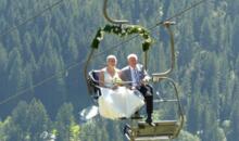 Berghochzeit auf der Sonna-Alp im Kleinwalsertal, Vorarlberg: Die Braut und ihr Vater kommen mit dem Sessellift