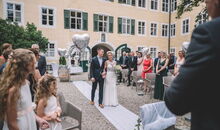 Einzug der Braut bei der freien Trauung im Wasserschloss Sandizell, Schrobenhausen