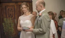 Brautpaar bei der freien Trauung auf Schloss Waldburg