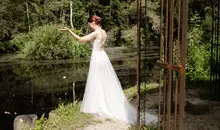 Braut am See bei der freien Trauung in der Waldgaststätte Filzenklas, Tuntenhausen