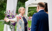 freie Trauung mit Gottes Segen am Ammersee: Theologin Silvia Schäfler segnet Hochzeitspaar