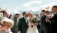 Der Bräutigam küsst seine Braut nach der Trauung auf der Toni Alm Mittersill