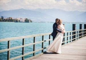 Brautpaar vor der Trauungszeremonie im Hotel Bad Schachen mit Blick auf den Bodensee und die Insel Lindau