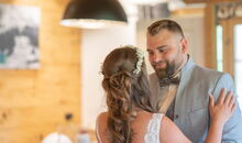 innige Liebe zwischen Braut und Bräutigam bei der freien Trauung im Allgäu auf der Meckatzer Sportalp