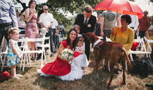 Sommertrauung auf einer Obstwiese: Einzug mit der ganzen Familie: Eltern, Kinder und Hund