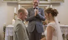 Brautpaar bei der Hochzeit auf der Waldburg mit freiem Theologen Markus Schäfler