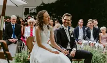 Brautpaar bei der Hochzeit mit freier Trauung im Garten der Weilachmühle Altomünster