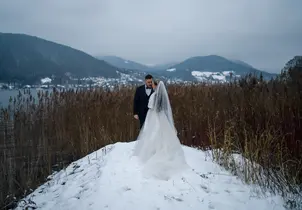 Hochzeitspaar bei Winterhochzeit am Tegernsee