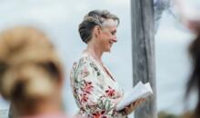Traurednerin Silvia Schäfler erlebt stürmische Hochzeit im Eventstadl Seiseralm