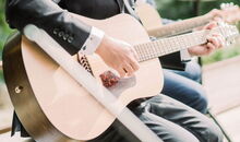 Bohohochzeit mit Gitarrenspieler