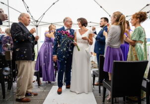 das glückliche Hochzeitspaar nach der freien Trauung mit Gottes Segen am Ammersee