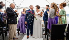 das glückliche Hochzeitspaar nach der freien Trauung mit Gottes Segen am Ammersee