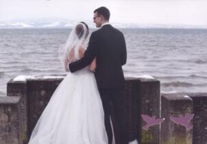 Winterhochzeit in Langenargen am Bodensee: Das Brautpaar blickt auf den See