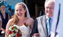 Die Braut wird von ihrem Vater hereingeführt: freie Trauung auf dem Brauneck