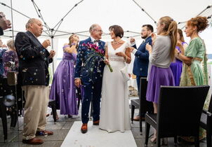 das glückliche Hochzeitspaar nach der freien Trauung mit Gottes Segen am Ammersee