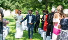 Auszug des frisch vermählten Ehepaars nach der freien Trauung im Kloster Fürstenfeld