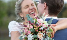 Herbsthochzeit Hofgut Algertshausen: Glückliches Ehepaar mit Brautstrauß Eukalyptus
