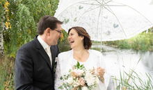freie Trauung Bayern - Brautpaar nach der freien Trauung im Landhotel Hallnberg, Walpertskirchen