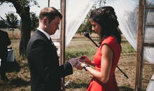 Das Brautpaar steckt sich die Ringe an: Sommerhochzeit auf dem Feld