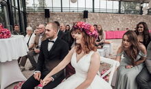 Brautpaar bei einer freien Trauungszeremonie in der Orangerie Bad Endorf