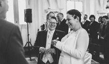 Brautpaar bei der freien Trauung mit dem weltlichen Trauredner Markus Schäfler: Eheband knüpfen