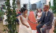 Brautpaar während der Trauungszeremonie im Schlosshof von Schloss Pertenstein in Traunreut