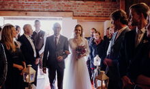 Einzug des Brautpaars zur freien Trauung in Harners Wirtshaus