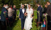 Auszug des Brautpaares bei einer freien Trauung auf einer Wiese im Allgäu