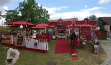 Hochzeit als buntes Festival unter dem Motto Le Petit Paris