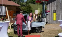 Brautpaar fährt bei der Festival-Hochzeit in der Ape vor