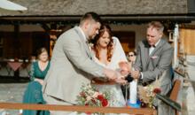 Das Brautpaar entzündet die Hochzeitskerze in der freien Trauung am Kreuzjochhaus, Garmisch-Partenkirchen