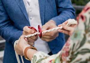 Traurednerin Allgäu gestaltet Ritual für freie Trauung beim Heiraten zu zweit