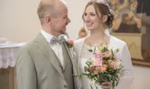 Hochzeitspaar bei der Freien Trauung in der Kapelle der Waldburg