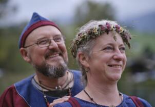 Mittelalterhochzeit im Wikingerstil Kleidung von Hochzeitspaar