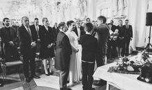 Segen über das Brautpaar bei der freien Trauung im Preysingsaal von Schloss Hohenaschau