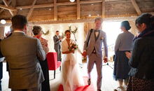 freie Trauung in einer Scheune in Martinszell im Oberallgäu - Auszug des Hochzeitspaares