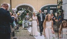 Auszug des Brautpaares nach der freien Trauung - Hochzeit im Wasserschloss Sandizell, Schrobenhausen